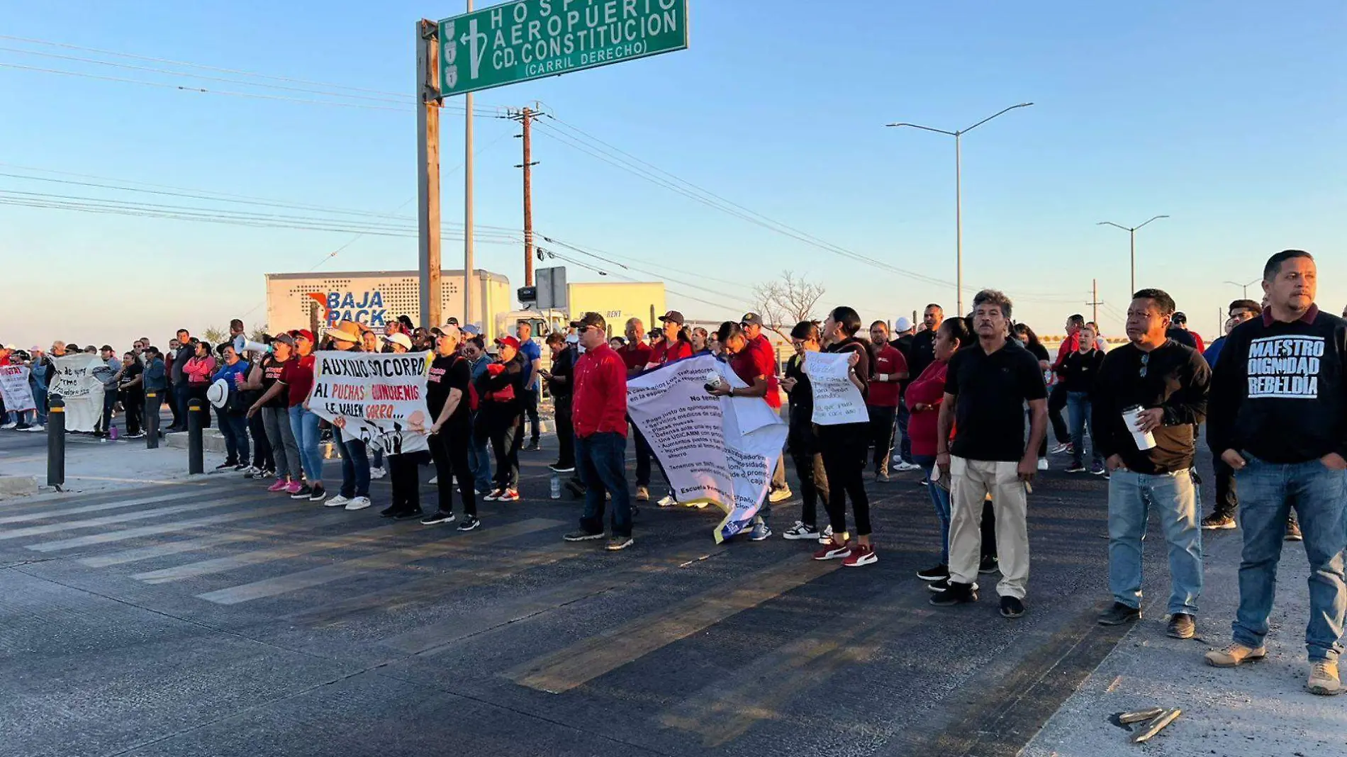 Docentes cierran puente Mano Amiga